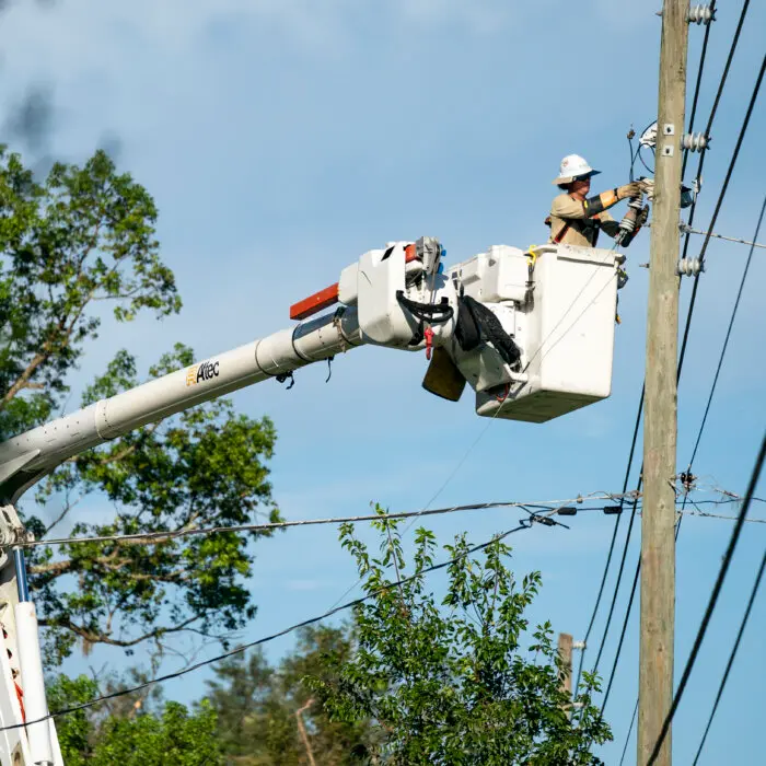 US Energy Says 20,000 New Linemen Needed for Rising Electricity Needs