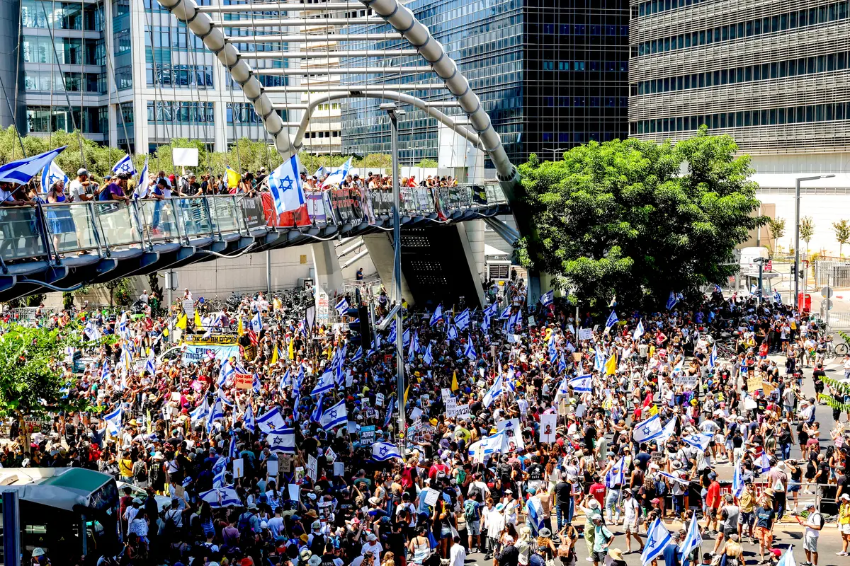 Mass Protests Erupt in Israel Following Execution of 6 Hostages by Hamas thumbnail